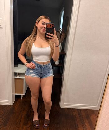 Andrea Flores