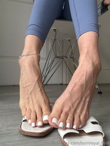 Bornroyal_feet