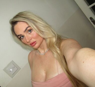 Chlo David