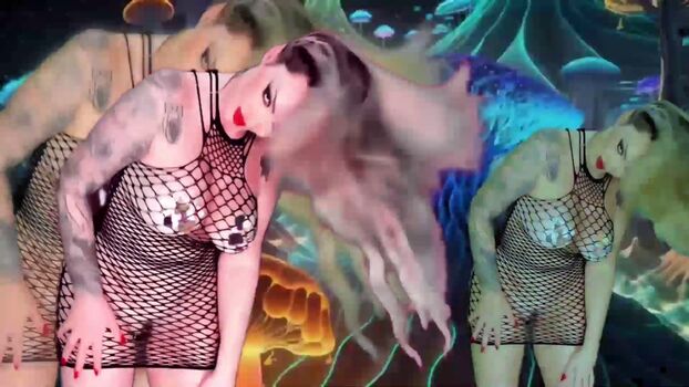 Domme Bombshell