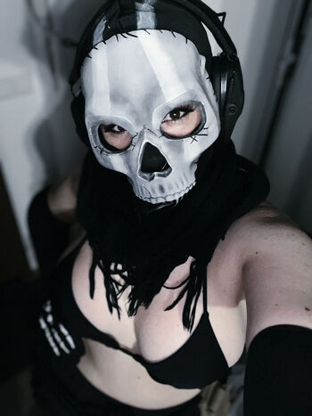Ezy Summers Cosplay