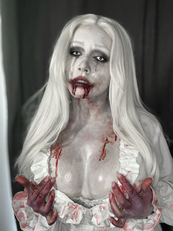 Ezy Summers Cosplay