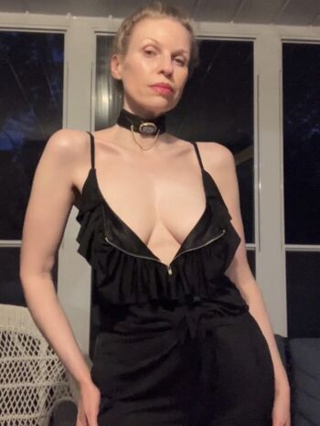 Goldenpinupgal