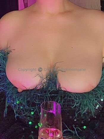 Hotmomjane