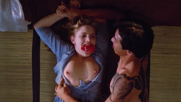 Jennifer Jason Leigh