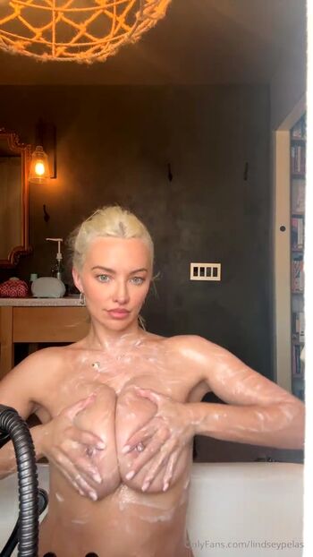 Lindsey Pelas
