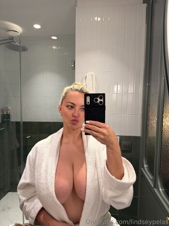 Lindsey Pelas