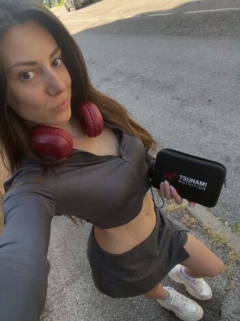 ninamissfit.model