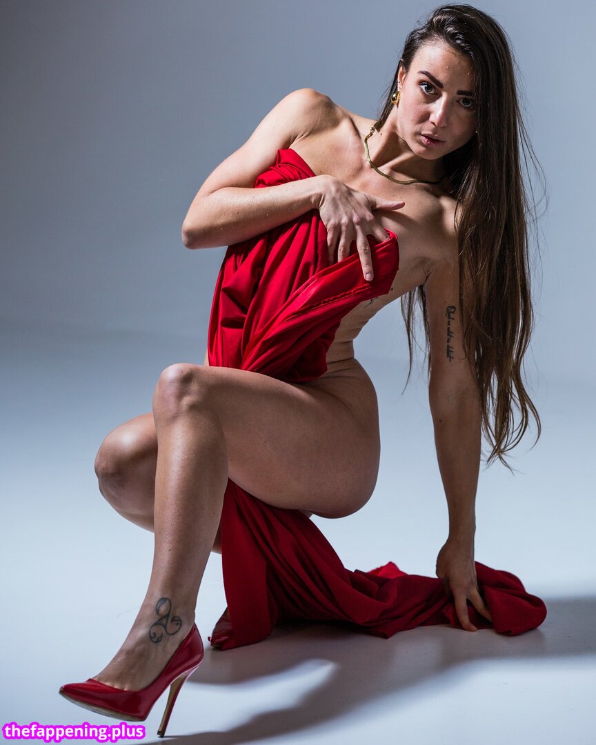 ninamissfit.model