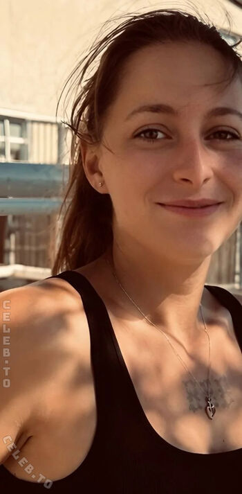 TeenLeonie18