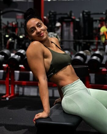 Violeta Dee