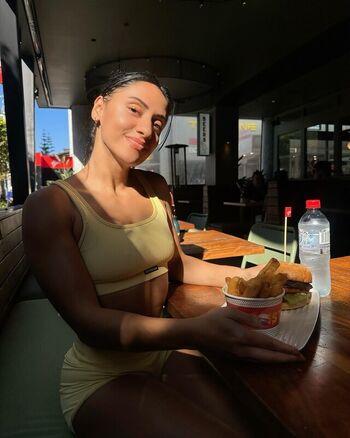 Violeta Dee